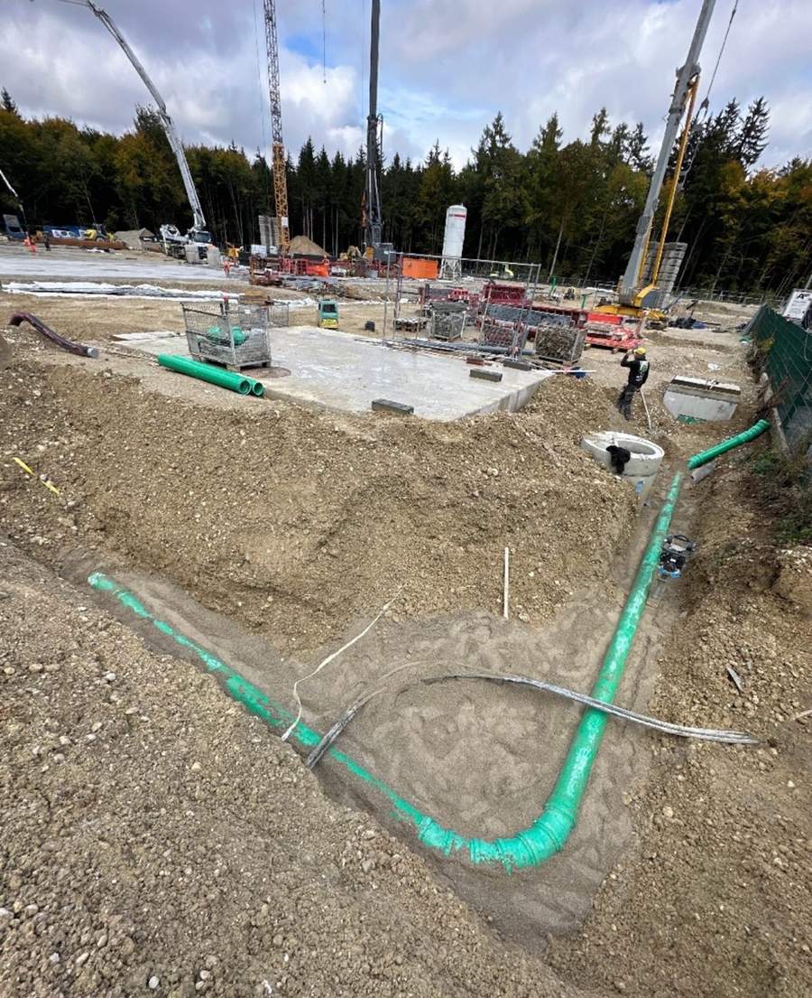 Leitungsbau mit Kran